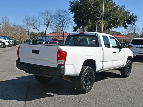 Used 2017 Toyota Tacoma SR image 4