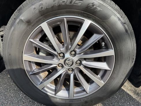 Used 2019 Toyota Highlander XLE image 31