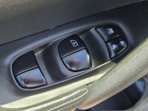 Used 2019 Nissan Rogue S FWD image 23