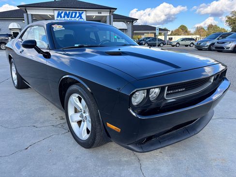 Used 2012 Dodge Challenger SXT image 2