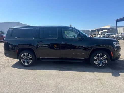 Used 2024 Jeep Wagoneer L Series II w/ Flexible Seating Group RWD image 4