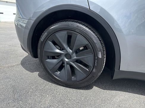 Used 2025 Tesla Model Y Long Range RWD image 9