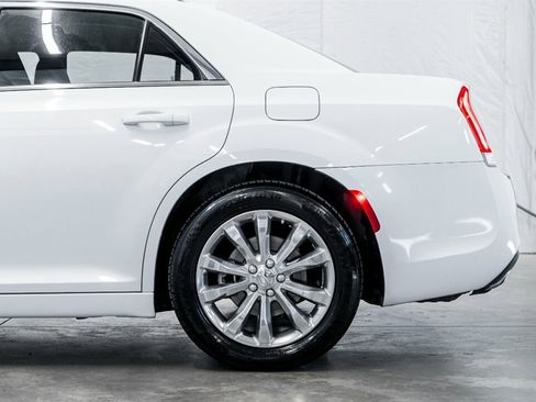Used 2022 Chrysler 300 Touring image 12