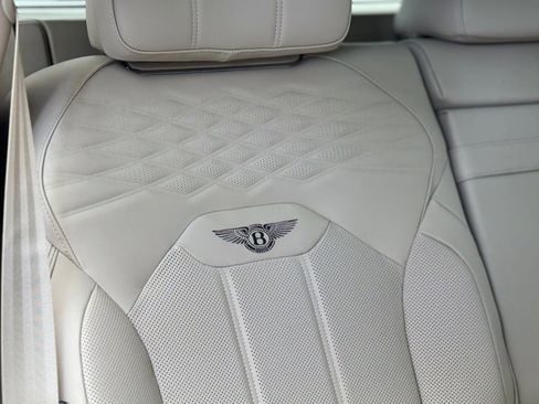 Used 2025 Bentley Bentayga image 10