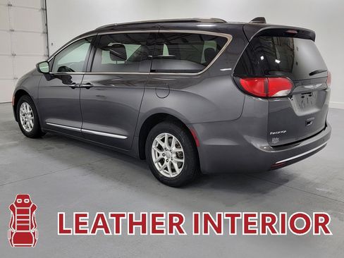 Used 2020 Chrysler Pacifica Touring-L image 6