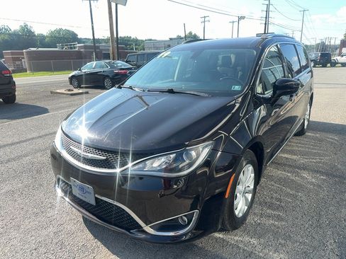 Used 2019 Chrysler Pacifica Touring-L FWD image 3