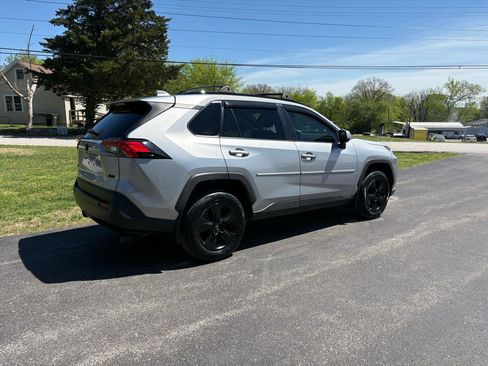 Used 2020 Toyota RAV4 XLE w/ Convenience Package FWD image 27