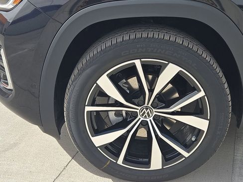 Used 2025 Volkswagen Atlas SEL Premium R-Line image 14