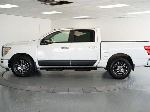 Used 2021 Nissan Titan SV w/ SV Convenience Package image 4