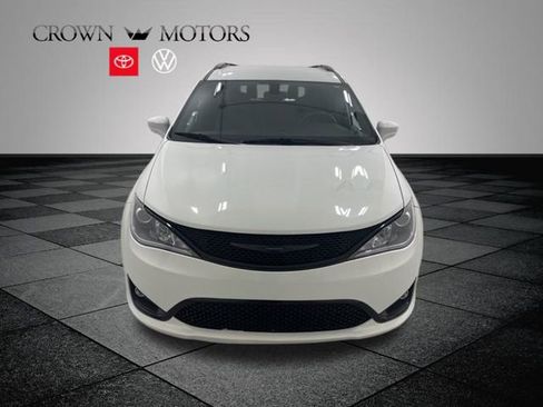 Used 2019 Chrysler Pacifica Touring-L Plus w/ S Appearance Package image 2
