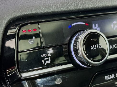 Used 2025 Honda Pilot Touring image 17