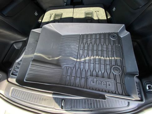 Used 2025 Jeep Grand Cherokee L Laredo image 24