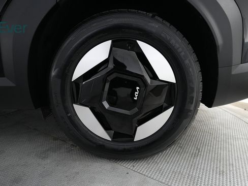 Used 2024 Kia EV9 Light Long Range RWD image 9