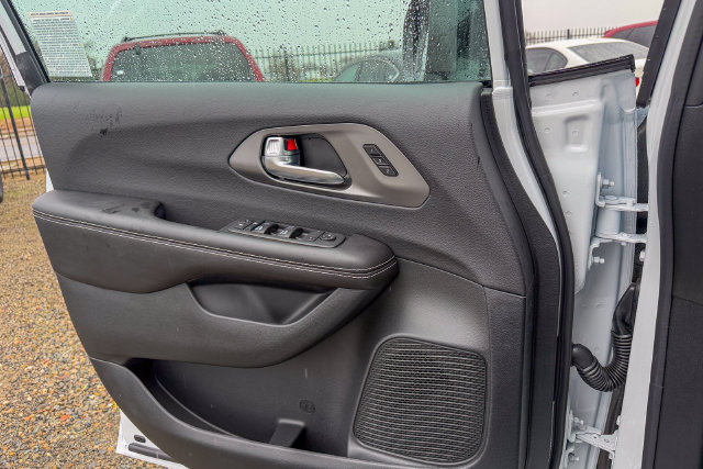 New 2026 Chrysler Pacifica Select FWD image 32