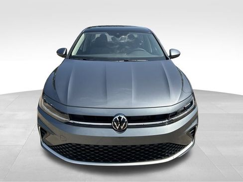 Used 2025 Volkswagen Jetta SE w/ Sunroof Package image 8