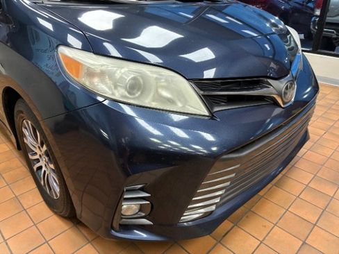 Used 2018 Toyota Sienna XLE Premium image 2