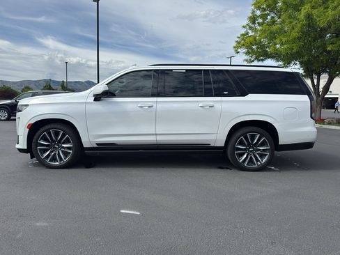 Used 2022 Cadillac Escalade ESV Sport Platinum w/ Heavy-Duty Trailer Package AWD/4WD image 4