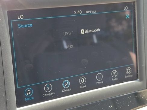 Used 2020 Chrysler Pacifica Touring FWD image 9