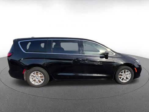 Used 2025 Chrysler Pacifica Select FWD image 16