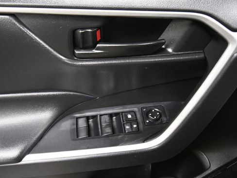 Used 2022 Toyota RAV4 LE AWD/4WD image 11