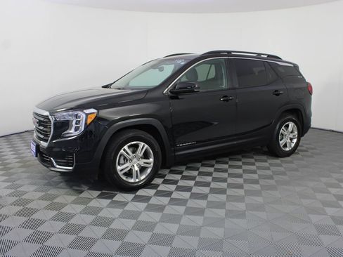 Used 2024 GMC Terrain SLE w/ Driver Convenience Package FWD image 2