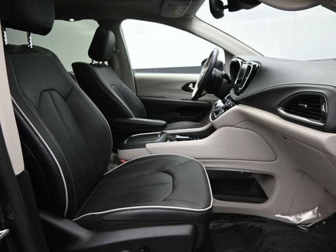 Used 2021 Chrysler Pacifica Limited w/ Uconnect Theater Family Group image 11