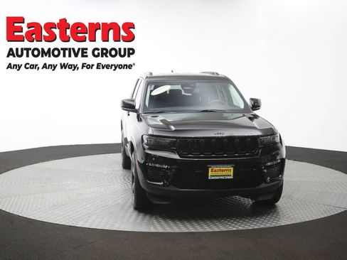 Used 2023 Jeep Grand Cherokee Limited w/ Black Appearance Package AWD/4WD image 54