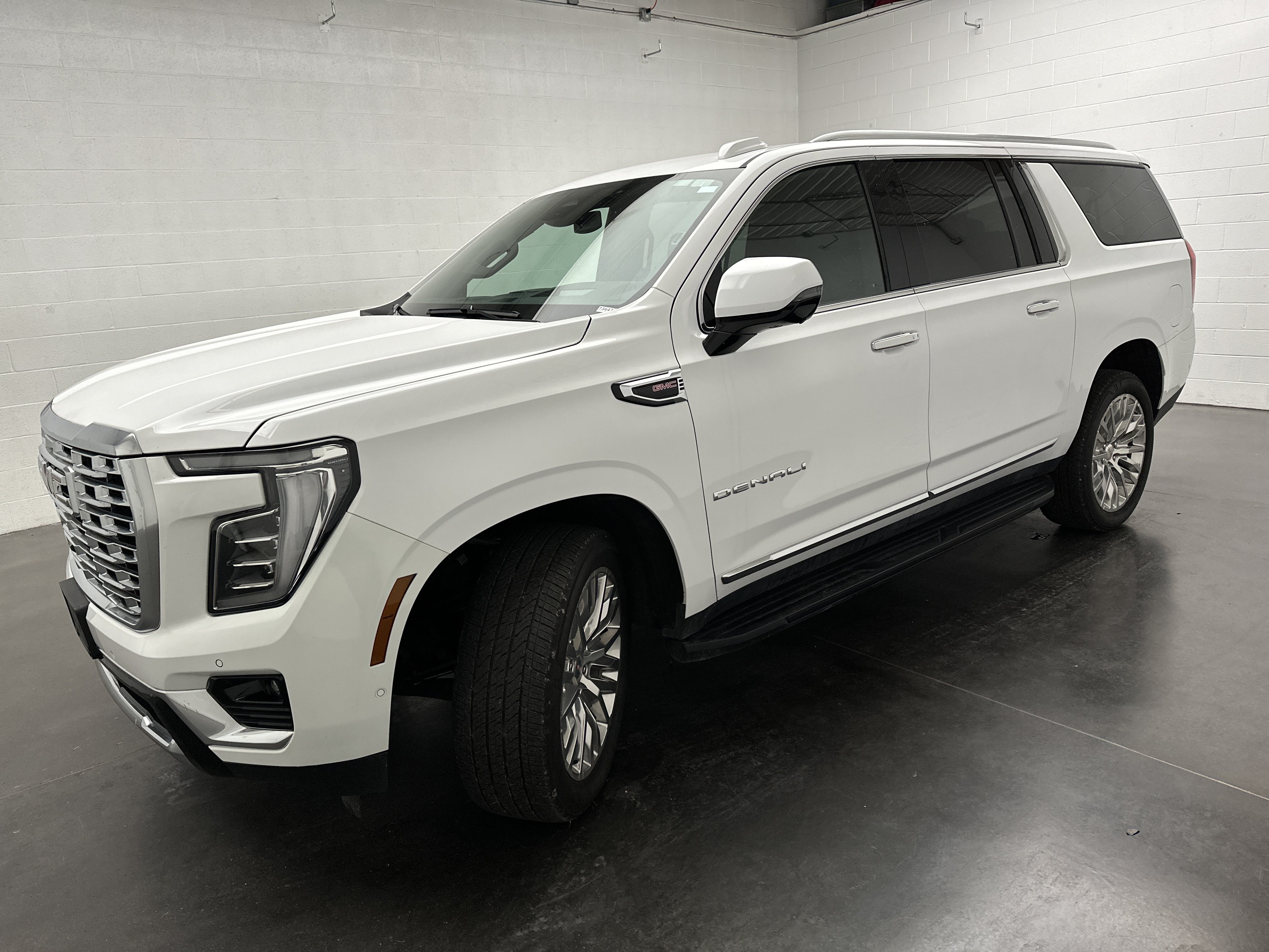 Used 2025 GMC Yukon XL Denali AWD/4WD image 5