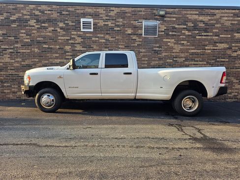 Used 2022 RAM 3500 Tradesman w/ Chrome Appearance Group AWD/4WD image 6