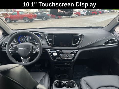 Used 2025 Chrysler Pacifica Select image 18
