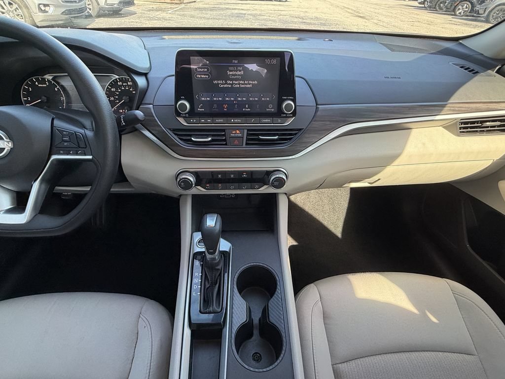 Used 2025 Nissan Altima 2.5 SV FWD image 14