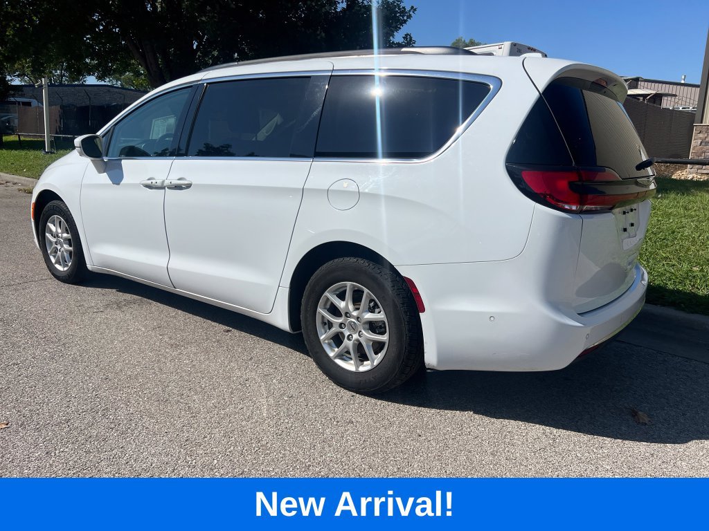 Used 2022 Chrysler Pacifica Touring-L w/ Uconnect Theater Family Group FWD image 8