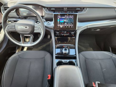 Used 2023 Jeep Grand Cherokee Laredo w/ Luxury Tech Group I AWD/4WD image 9