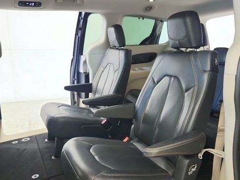 Used 2017 Chrysler Pacifica Touring-L FWD image 24