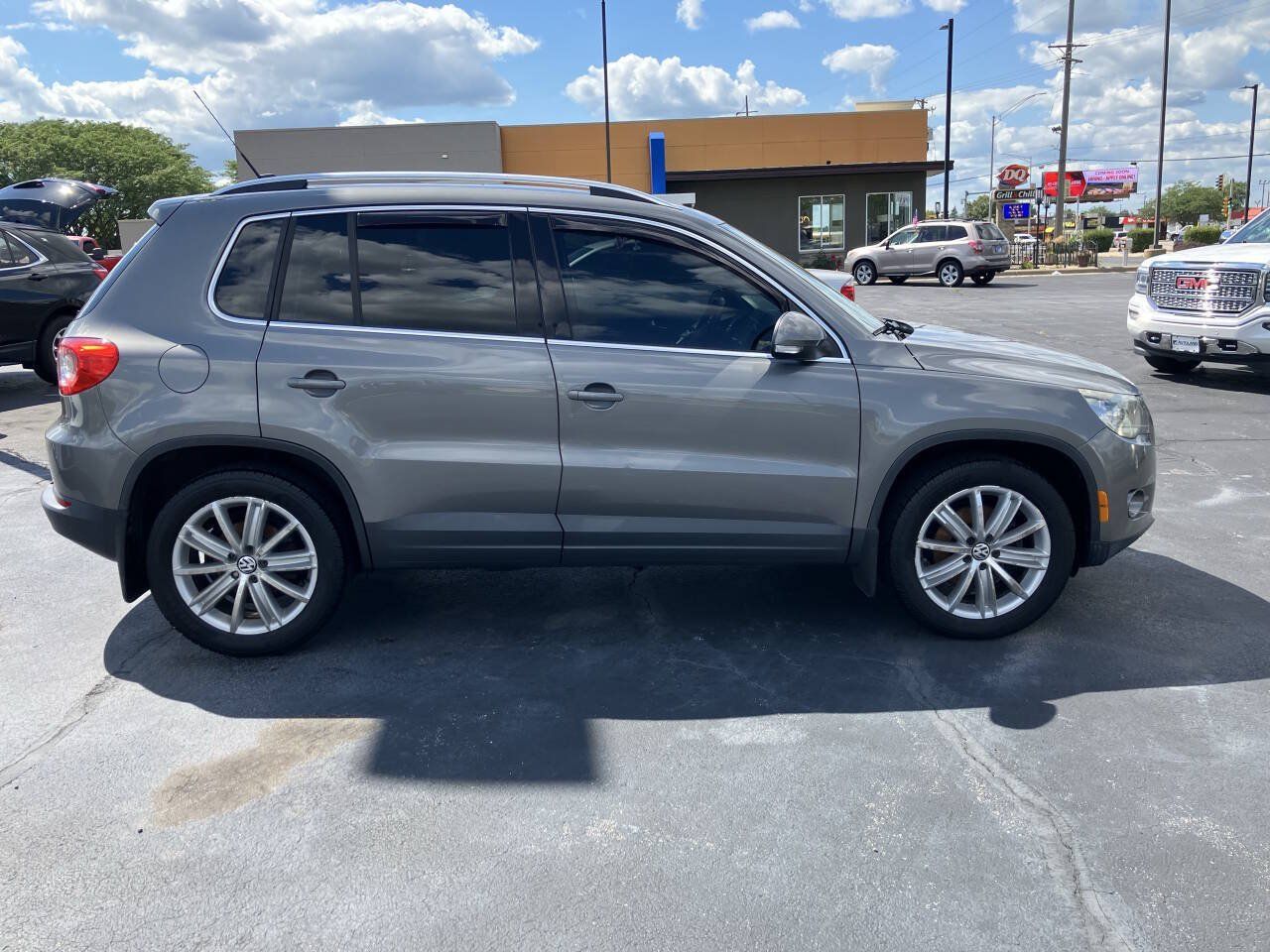 Used 2010 Volkswagen Tiguan SE AWD/4WD image 2