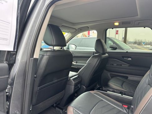 Used 2023 Nissan Pathfinder Platinum image 9