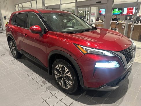 Used 2021 Nissan Rogue SV image 3