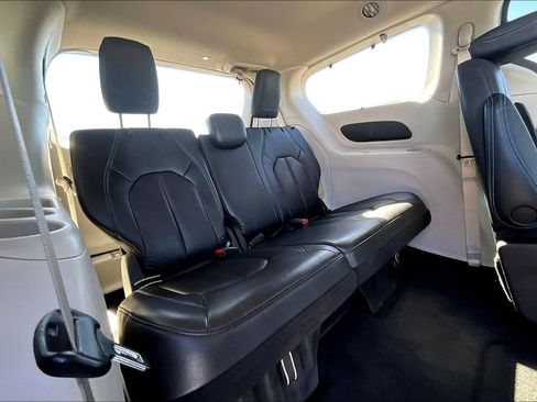 Used 2021 Chrysler Pacifica Touring-L image 39