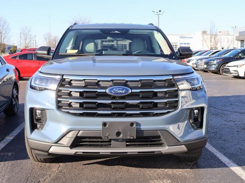 Used 2025 Ford Explorer Active w/ Active Comfort Package image 5