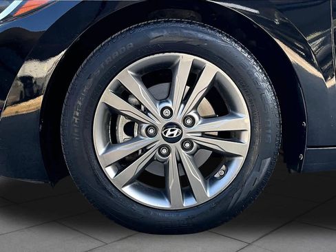Used 2017 Hyundai Elantra SE image 11