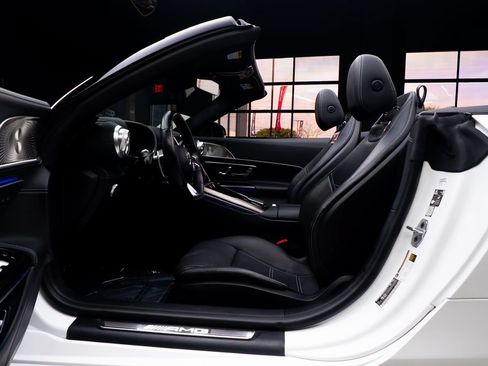 Used 2022 Mercedes-Benz SL 55 AMG 4MATIC w/ Driver Assistance Package image 34