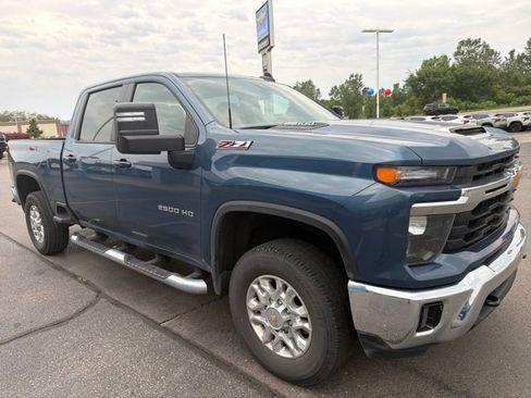Used 2024 Chevrolet Silverado 2500 LT AWD/4WD image 3