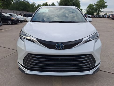 Used 2025 Toyota Sienna Platinum AWD/4WD image 9
