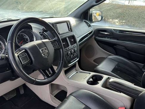 Used 2017 Dodge Grand Caravan SXT image 11
