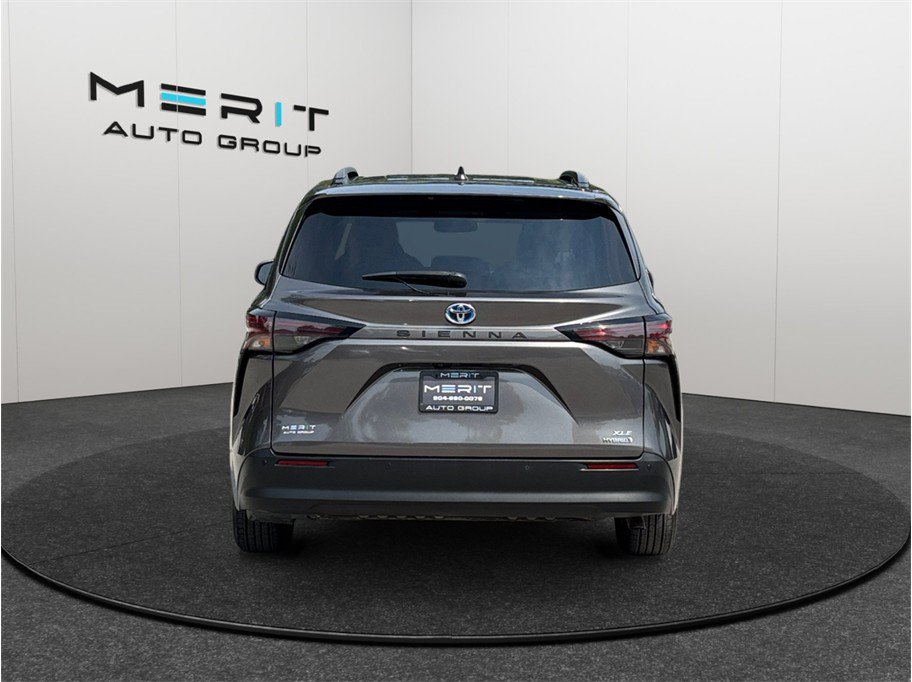 Used 2023 Toyota Sienna XLE FWD image 8