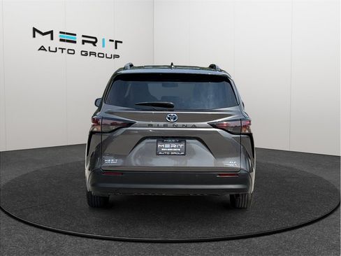 Used 2023 Toyota Sienna XLE FWD image 8