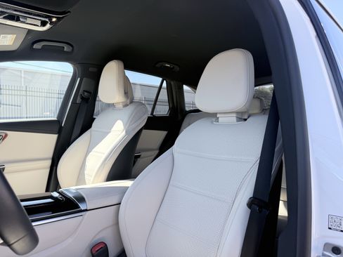 Used 2025 Mercedes-Benz GLC 300 4MATIC image 30