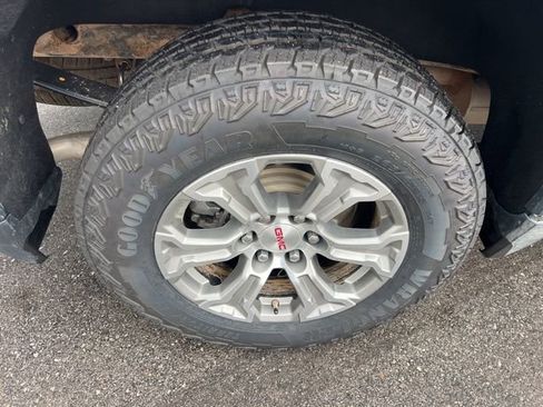 Used 2025 GMC Sierra 1500 SLT image 13