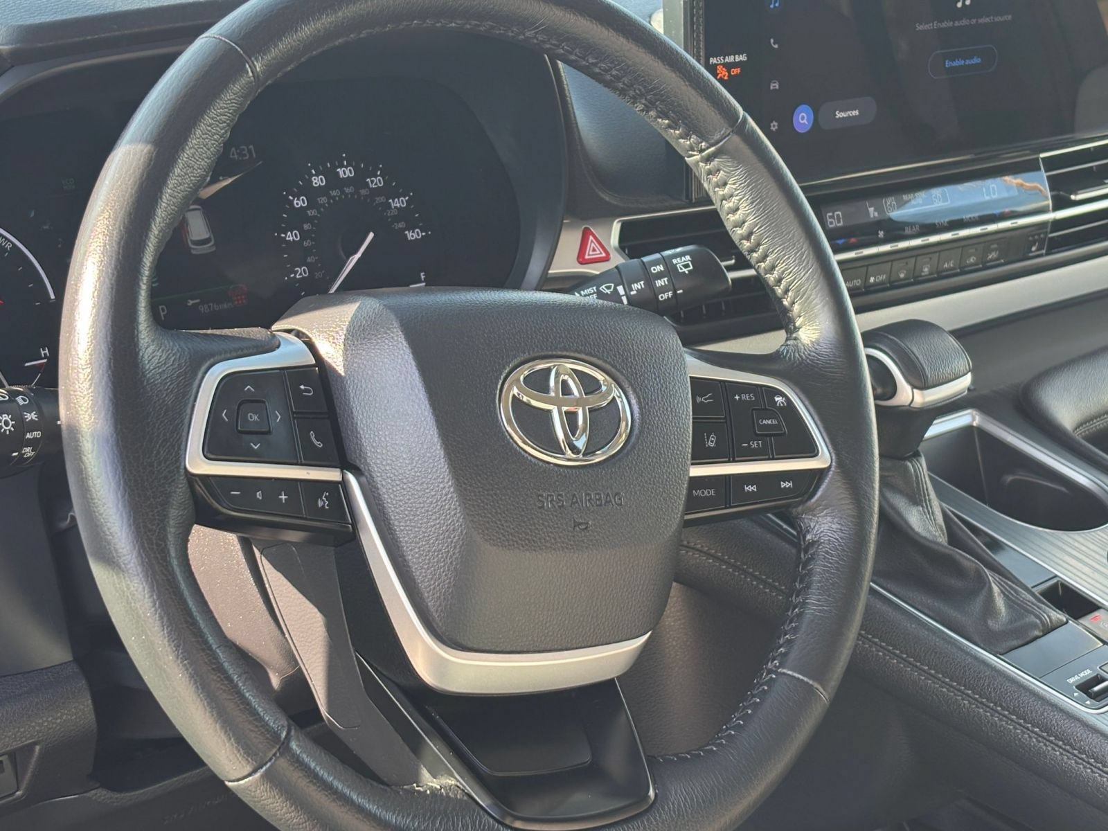 Used 2025 Toyota Sienna XLE FWD image 28