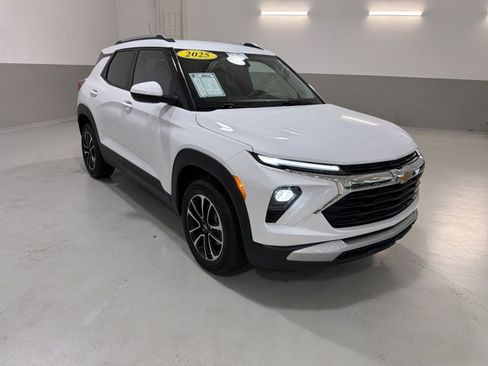 Used 2025 Chevrolet TrailBlazer LT AWD/4WD image 4